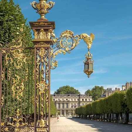 Le Dominicains Au Calme Aux Portes De La Place Stanislas * נאנסי