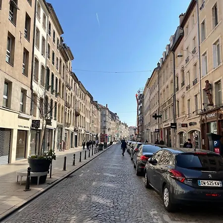 Le Dominicain Au Calme A La Porte De La Place Stanislas
