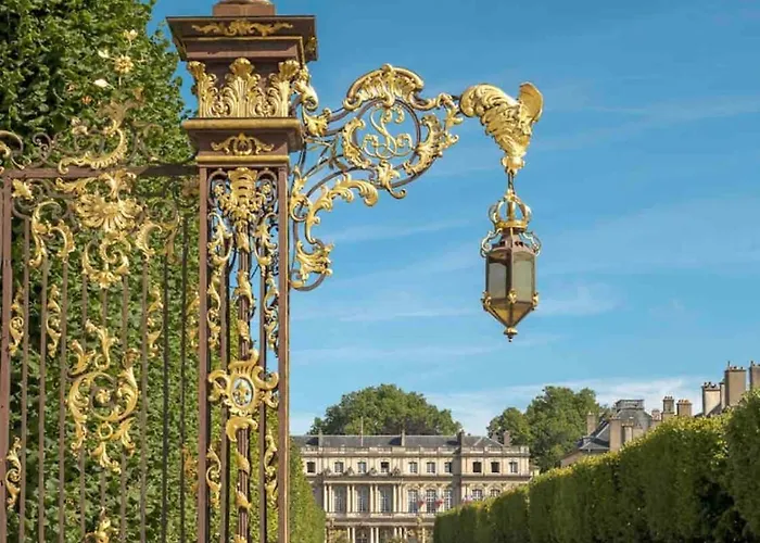 Le Dominicains Au Calme Aux Portes De La Place Stanislas * Нанси